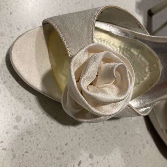 Gorgeous ivory satin high heels - Picture 3 of 7